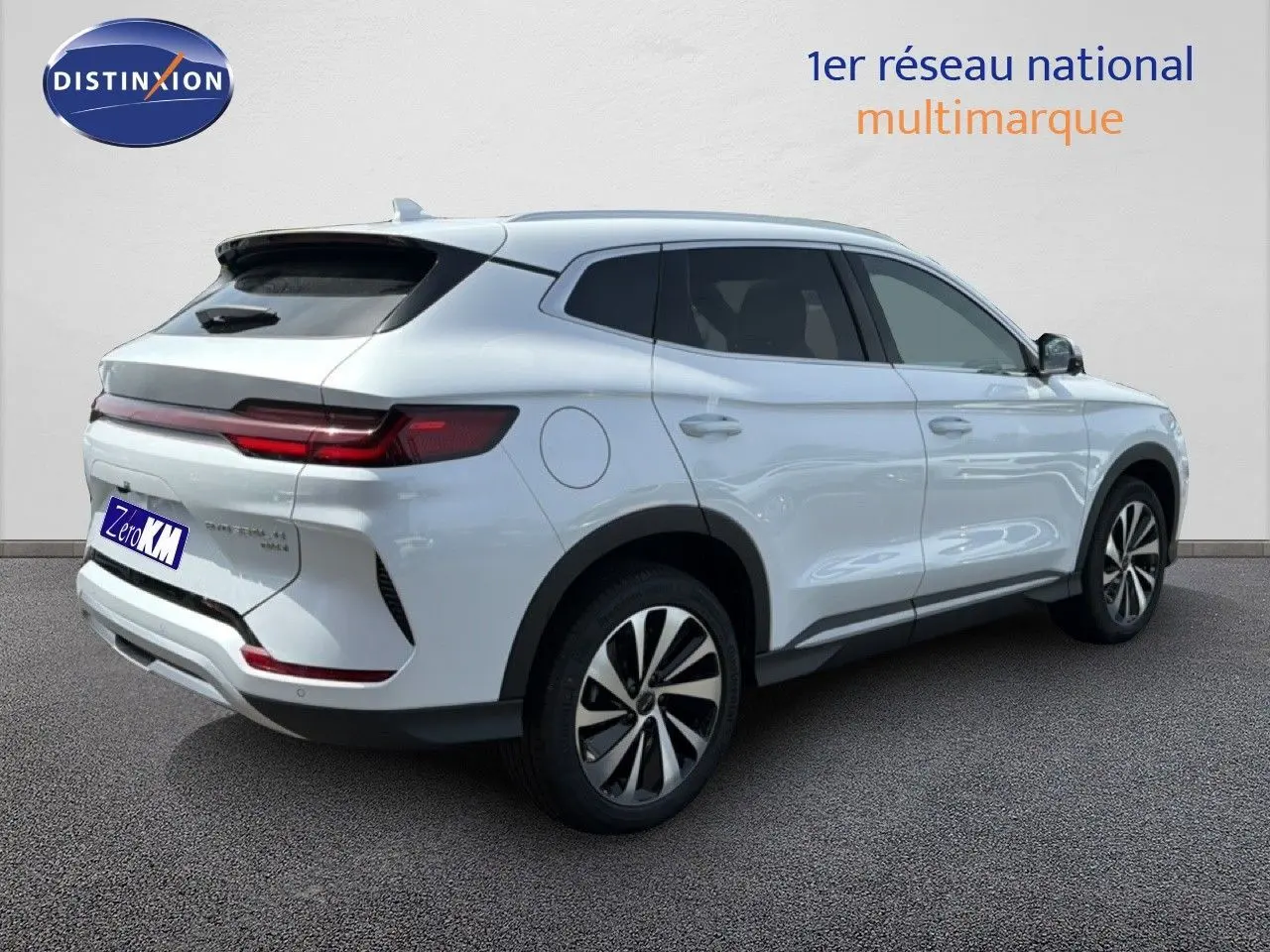 Vue 3/4 arrière droite du SUV BYD SEAL U blanc métal avec feux arrière allongés et jantes bicolores.