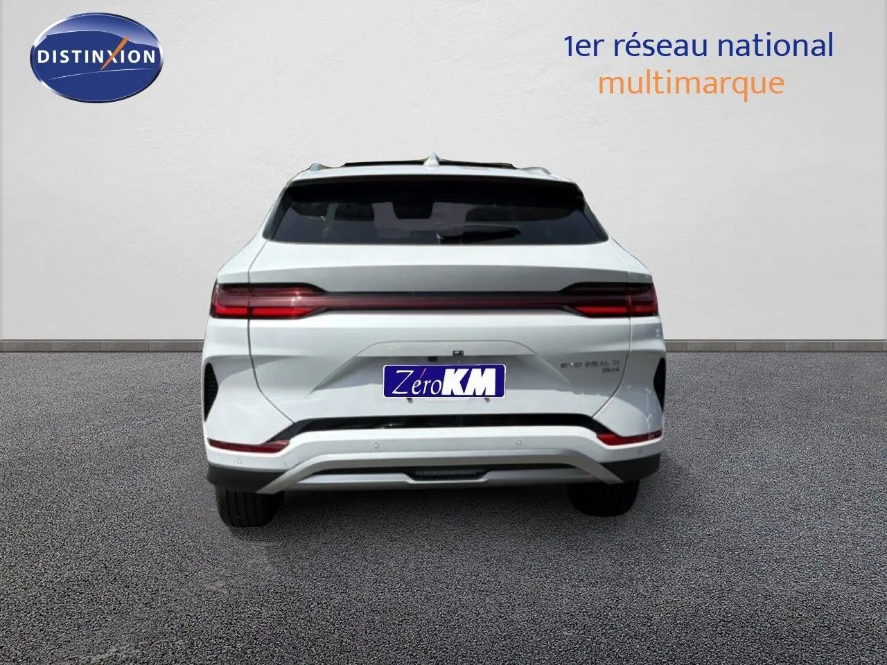 Vue arrière du BYD SEAL U blanc métal 2026, soulignant ses feux arrière horizontaux et son design épuré.