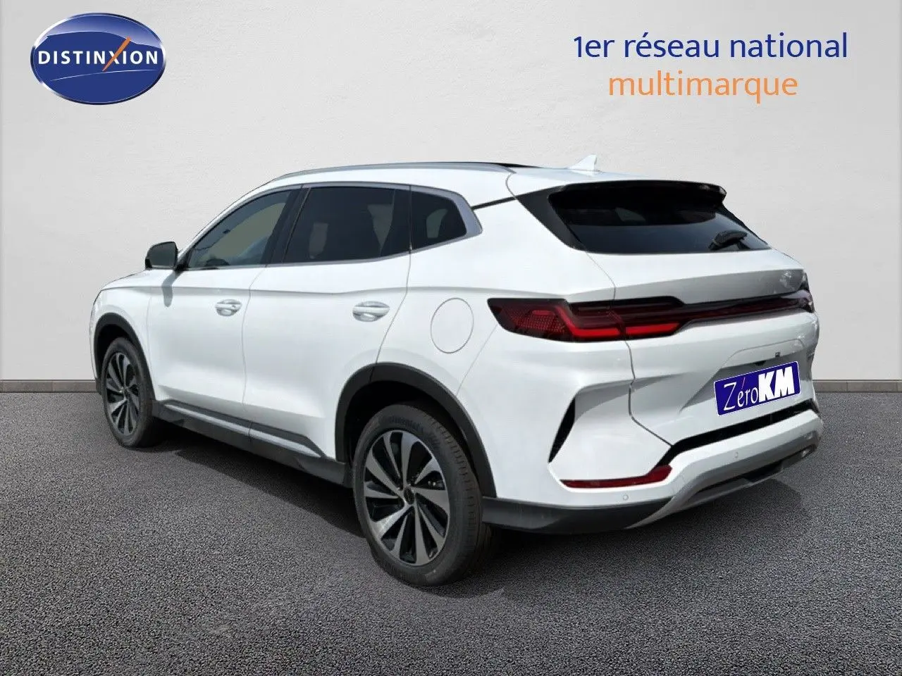 Vue 3/4 arrière droite du SUV BYD SEAL U blanc métal avec feux arrière LED et jantes alliage bicolores.
