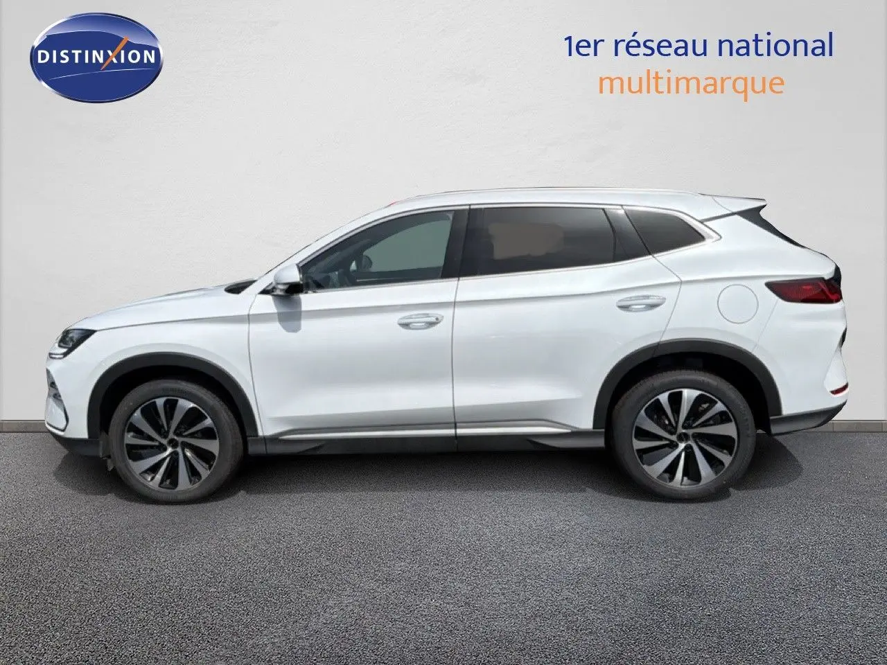 Vue de profil côté gauche d'un SUV BYD SEAL U blanc métal avec jantes bi-ton et vitres teintées.
