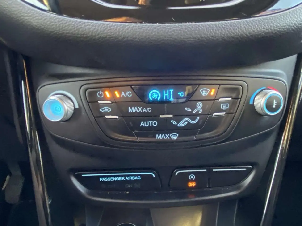 Panneau de commande de la climatisation automatique du Ford B-MAX blanc 2014, affichage digital et réglages tactiles.