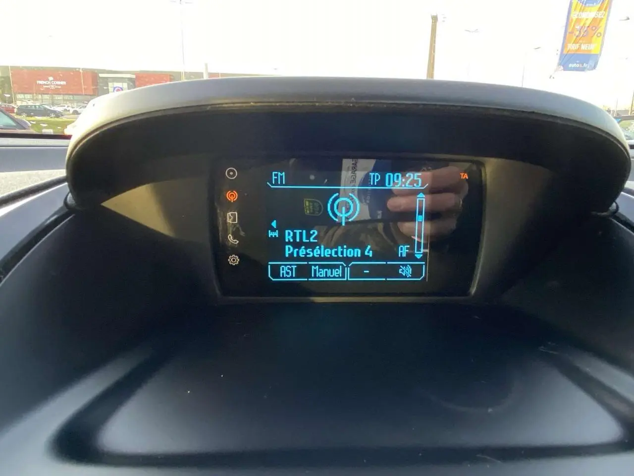 Écran central du système audio Ford SYNC affichant la radio RTL2 dans un Ford B-MAX blanc de 2014.