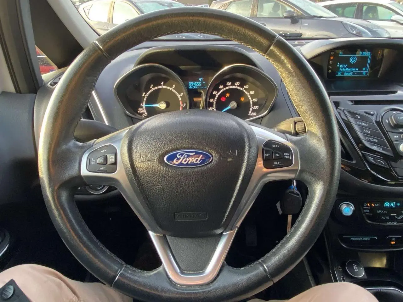 Vue intérieure centrée sur le volant Ford B-MAX 2014 avec tableau de bord et commandes au volant visibles.