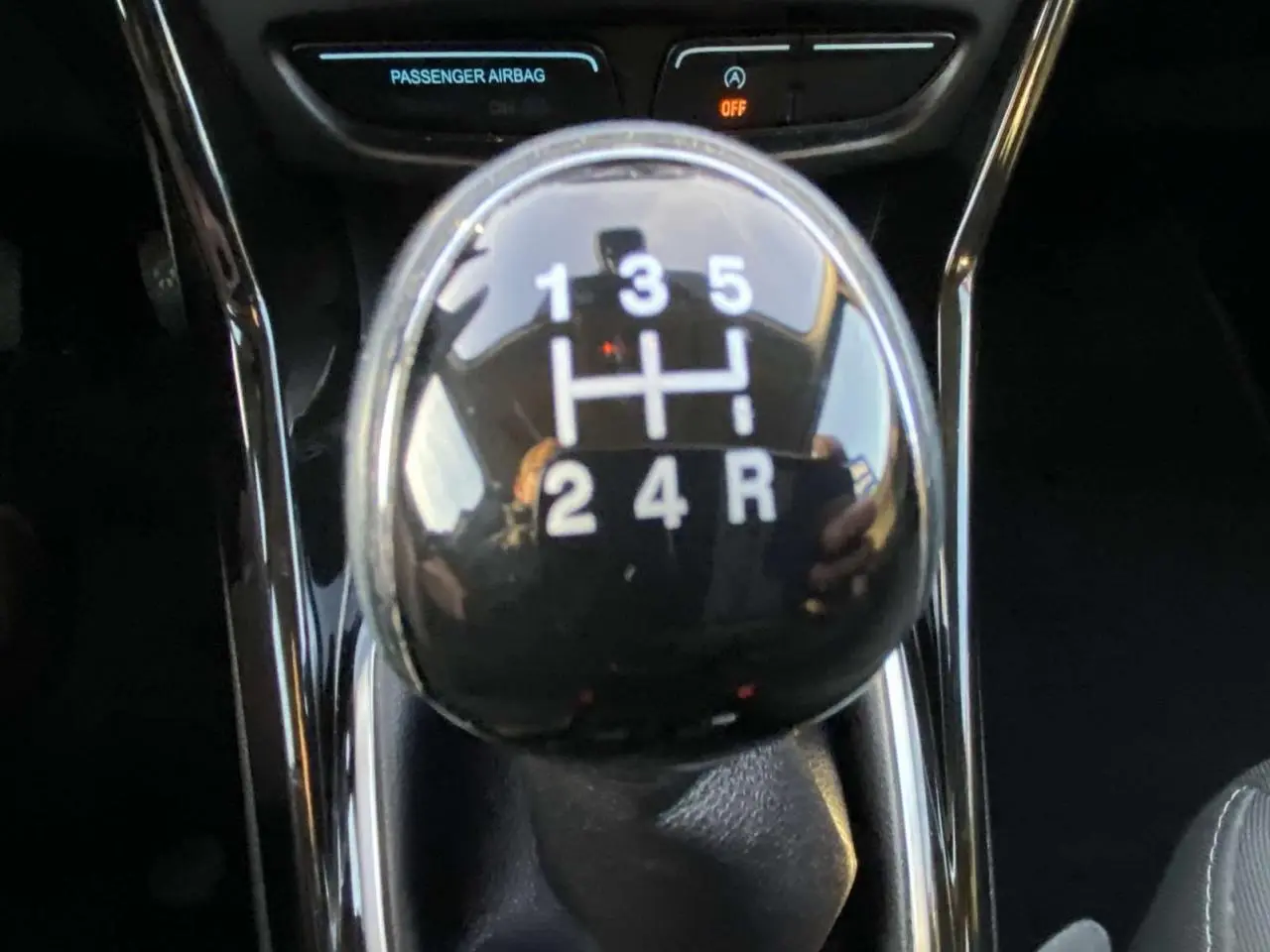 Le levier de vitesses manuel noir de la Ford B-MAX 2014 en gros plan, avec indication des rapports visibles.