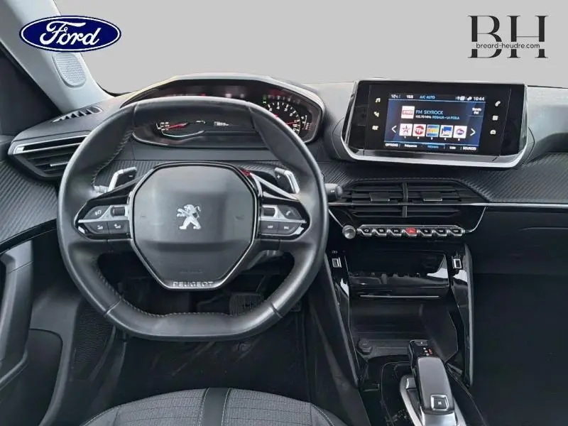 Vue intérieure du tableau de bord du Peugeot 2008 1.5 BlueHDi 130ch en finition Allure Business, avec volant multifonction et écran tactile.
