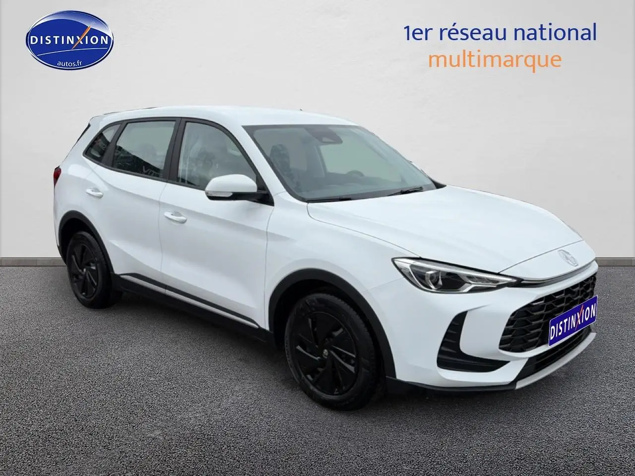 MG ZS Hybrid blanc vu en 3/4 avant droit avec jantes noires et calandre imposante noire.
