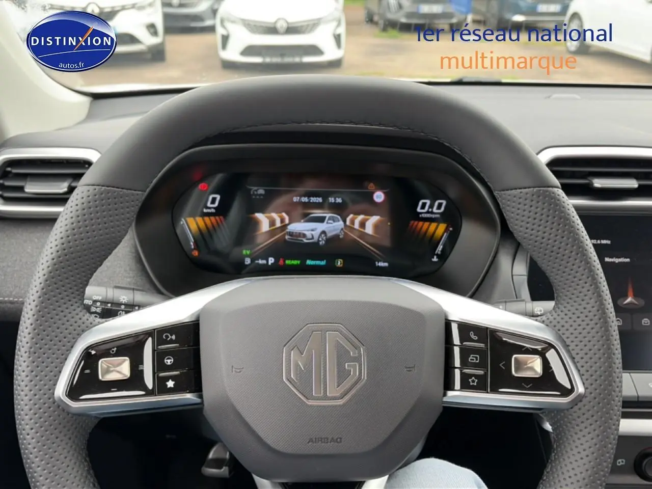 Vue intérieure centrée sur le volant perforé MG ZS Hybrid 2026 avec tableau de bord numérique et écran tactile.