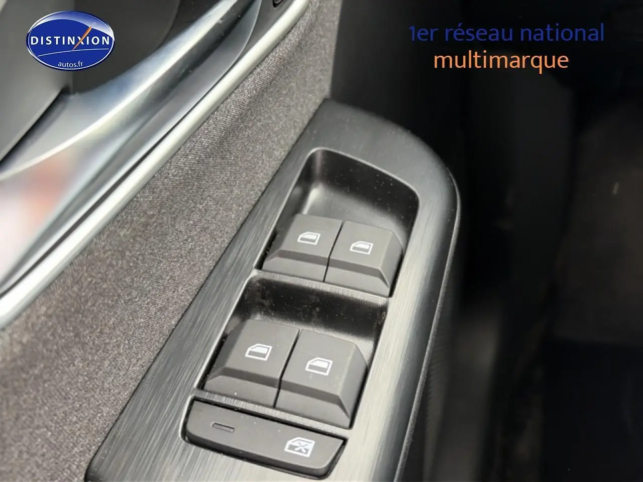 Gros plan sur les commandes des vitres électriques côté gauche d’un MG ZS blanc hybride 2026.