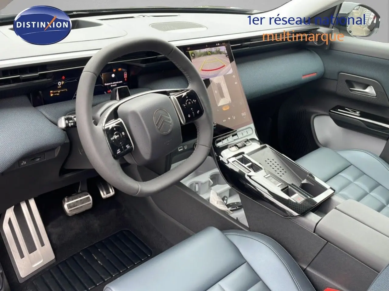 Vue intérieure côté conducteur du Citroën C5 Aircross 2026, avec tableau de bord moderne et sièges gris clair en tissu cuir.