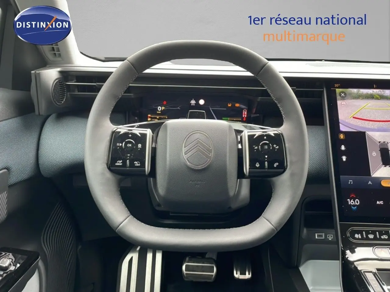 Vue intérieure centrée sur le volant du Citroën C5 Aircross 2026, avec tableau de bord digital et écran tactile visible.