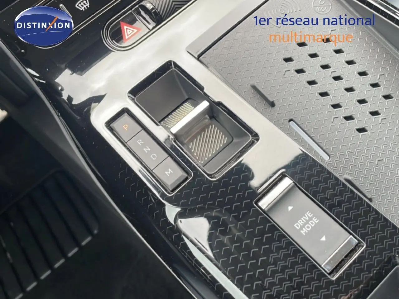 Gros plan sur la console centrale noire brillante du Citroën C5 Aircross 1.2 Hybrid avec sélecteur de boîte automatique et bouton Drive Mode.