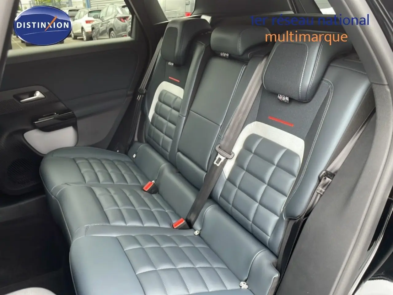 Vue intérieure côté droit des sièges arrière en cuir gris noir matelassé du Citroën C5 Aircross 2026 noir Perla Nera.