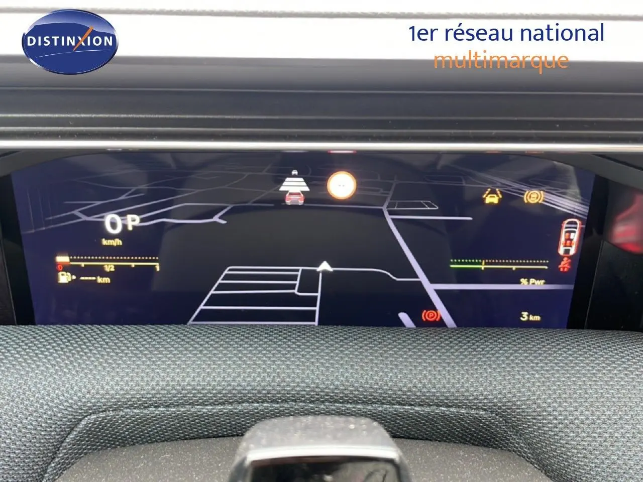 Vue rapprochée du tableau de bord numérique du Citroën C5 Aircross noir Perla Nera, affichant la navigation et les aides à la conduite.