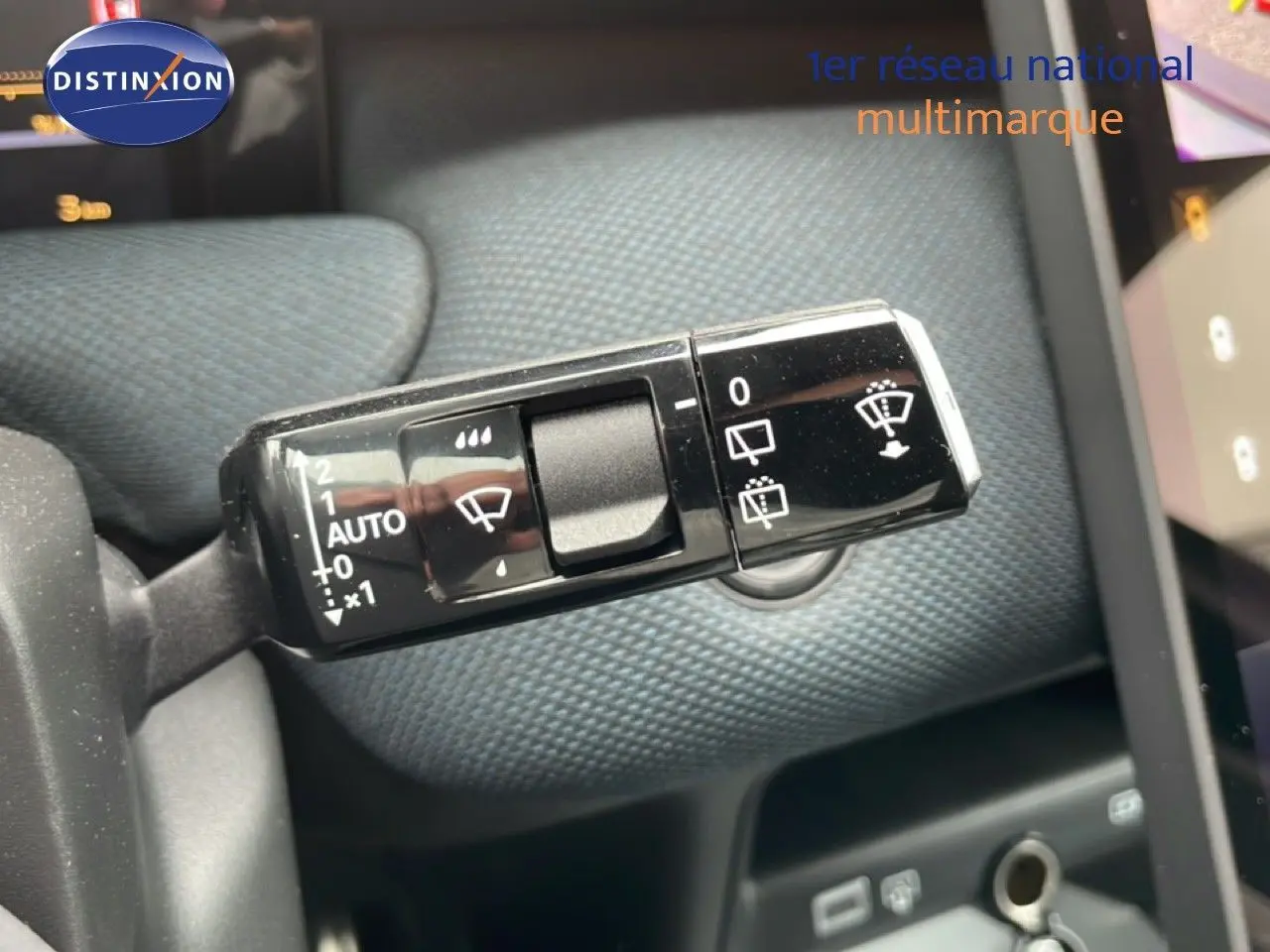 Gros plan sur le commodo d'essuie-glace du Citroën C5 Aircross 2026, intérieur tissu gris noir visible en arrière-plan.
