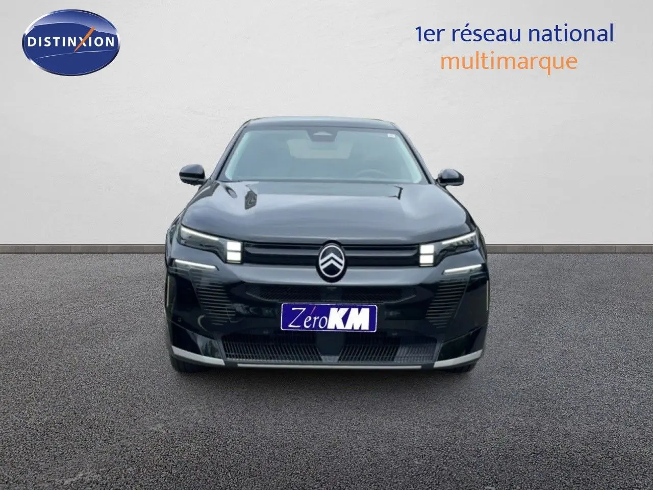 Vue de face d'un Citroën C5 Aircross noir Perla Nera avec calandre et feux LED distinctifs allumés.