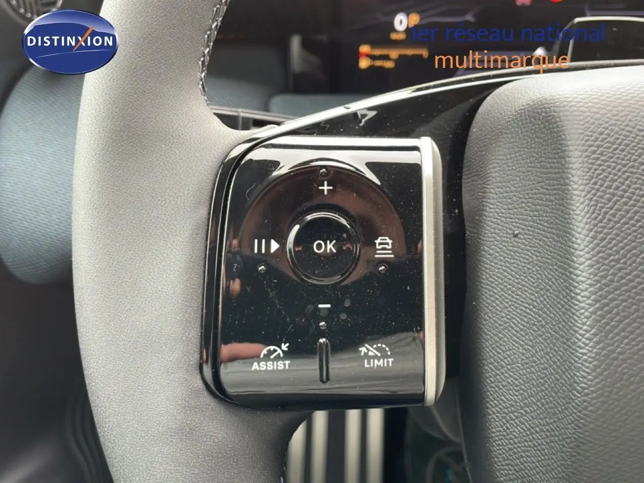 Gros plan sur les commandes noires du volant côté gauche du Citroën C5 Aircross 2026 hybride.