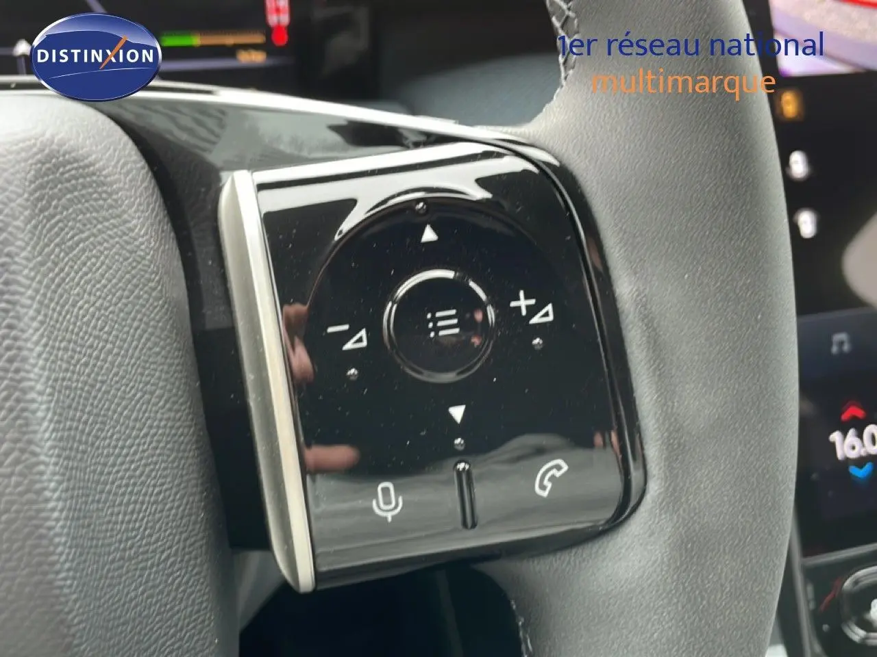 Gros plan sur les commandes multifonctions noires du volant du Citroën C5 Aircross 1.2 Hybrid 2026, finition cuir gris-noir.