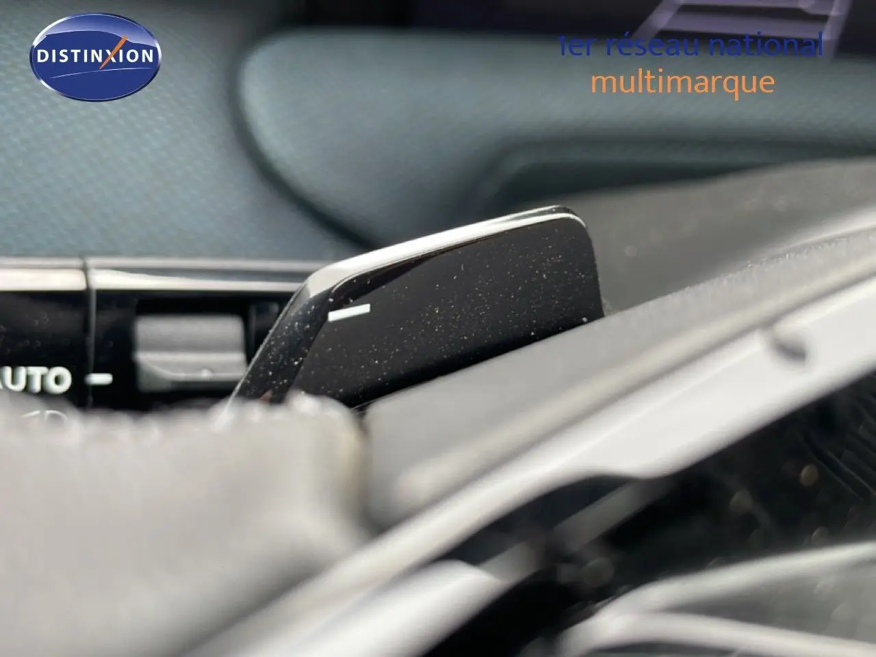 Détail de la palette de changement de vitesse noire dans l'habitacle du Citroën C5 Aircross 1.2 Hybrid 145ch.