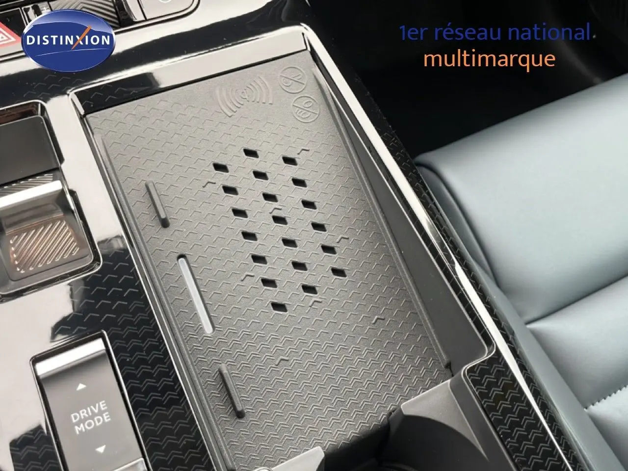 Détail de la console centrale avec zone de recharge sans fil et bouton Drive Mode du Citroën C5 Aircross 2026 noir Perla Nera.