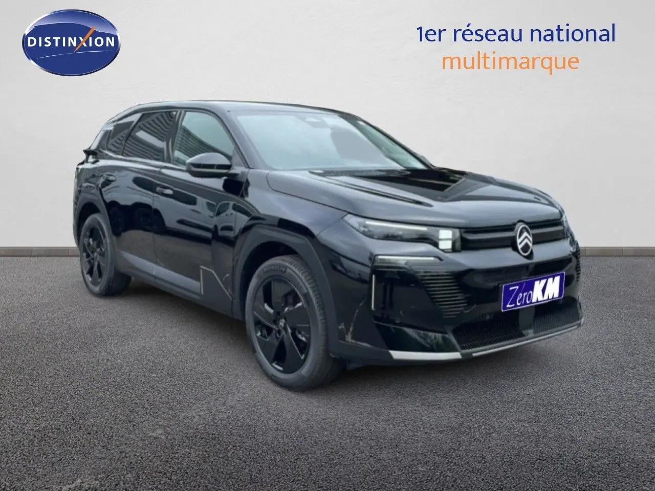 Vue 3/4 avant d'un Citroën C5 Aircross noir Perla Nera métallisé avec jantes noires et calandre distinctive.