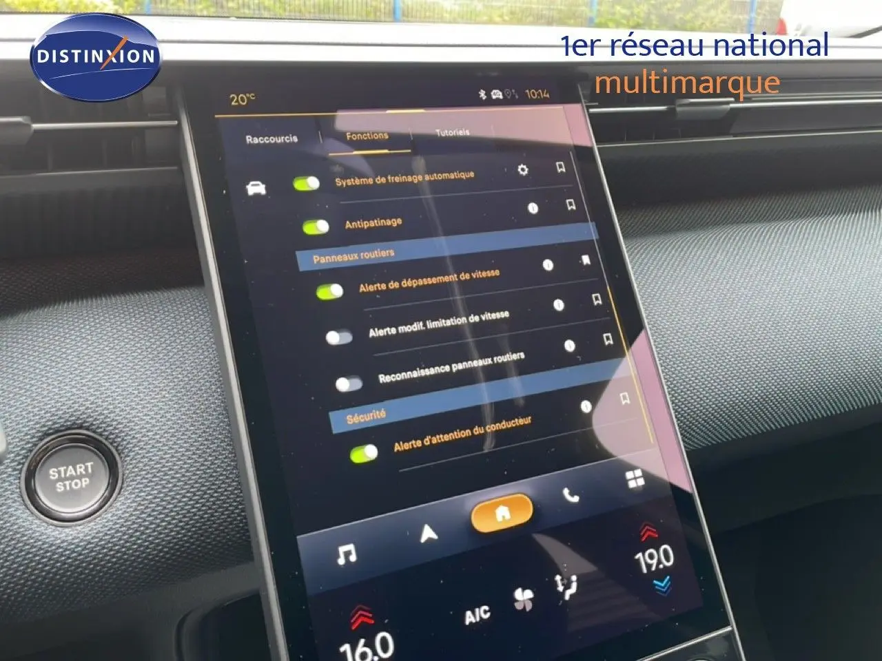 Écran tactile central du tableau de bord du Citroën C5 Aircross noir, affichant les réglages d’aides à la conduite.