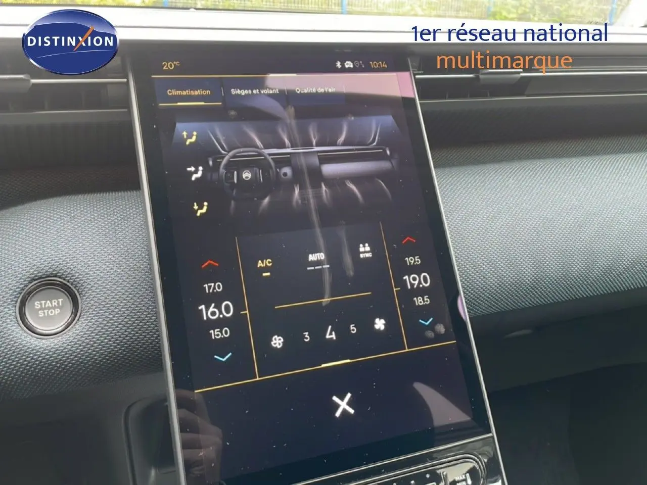 Vue rapprochée de l'écran tactile central et bouton start/stop du tableau de bord du Citroën C5 Aircross noir Perla Nera.