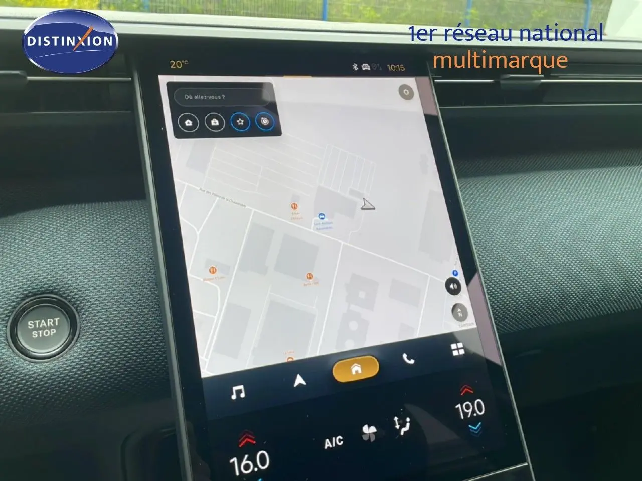 Vue rapprochée de l’écran tactile central du Citroën C5 Aircross noir Perla Nera, affichant la navigation GPS.