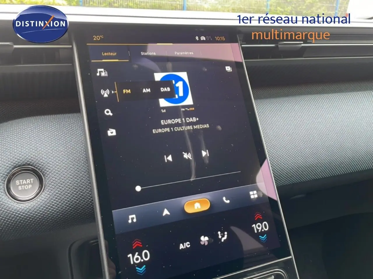 Vue rapprochée de l’écran tactile central du tableau de bord du Citroën C5 Aircross noir, affichant la radio Europe 1 DAB+.