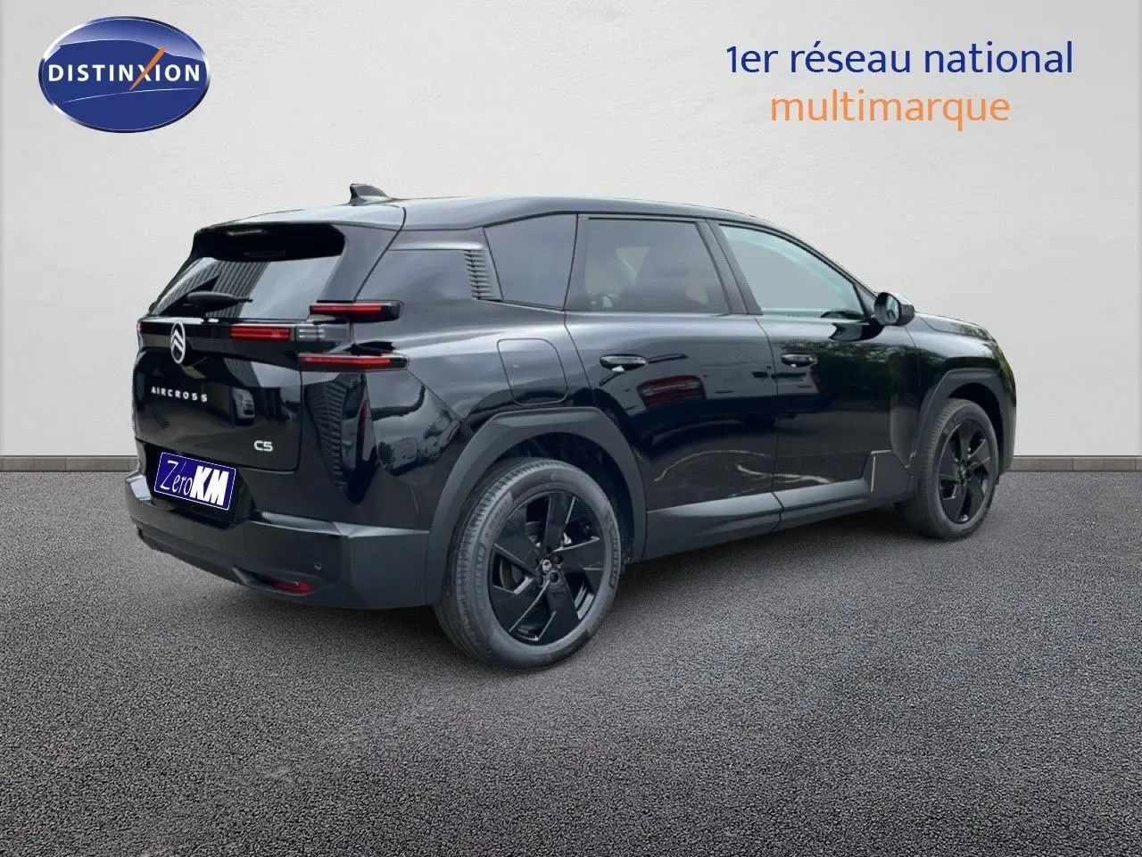 Vue 3/4 arrière droite du Citroën C5 Aircross noir Perla Nera avec jantes noires et feux arrière LED distinctifs.