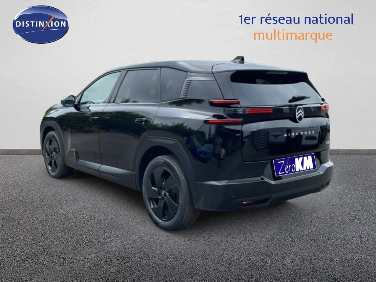 Vue 3/4 arrière droite du Citroën C5 Aircross noir Perla Nera métallisé avec jantes noires et feux arrière LED fins.
