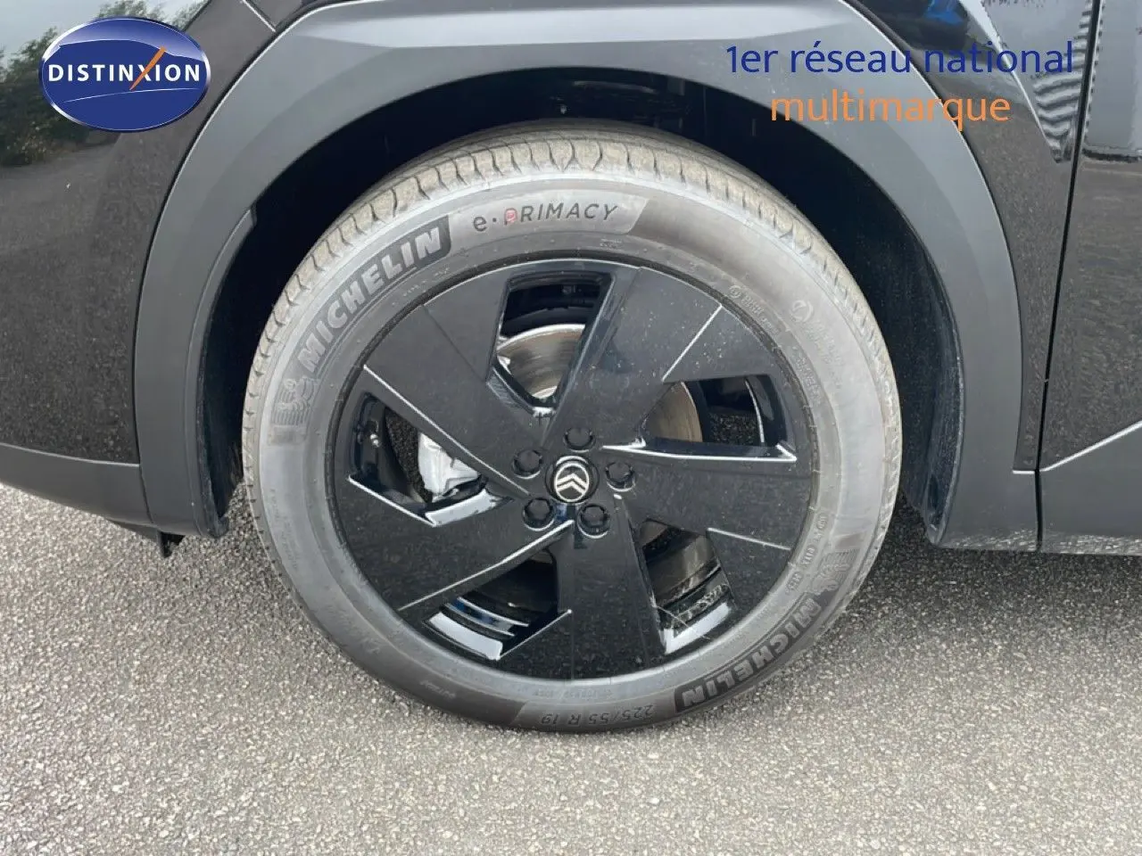 Gros plan sur la roue arrière gauche noire perla nera métal du Citroën C5 Aircross 1.2 Hybrid 145ch BVA Max 2026.