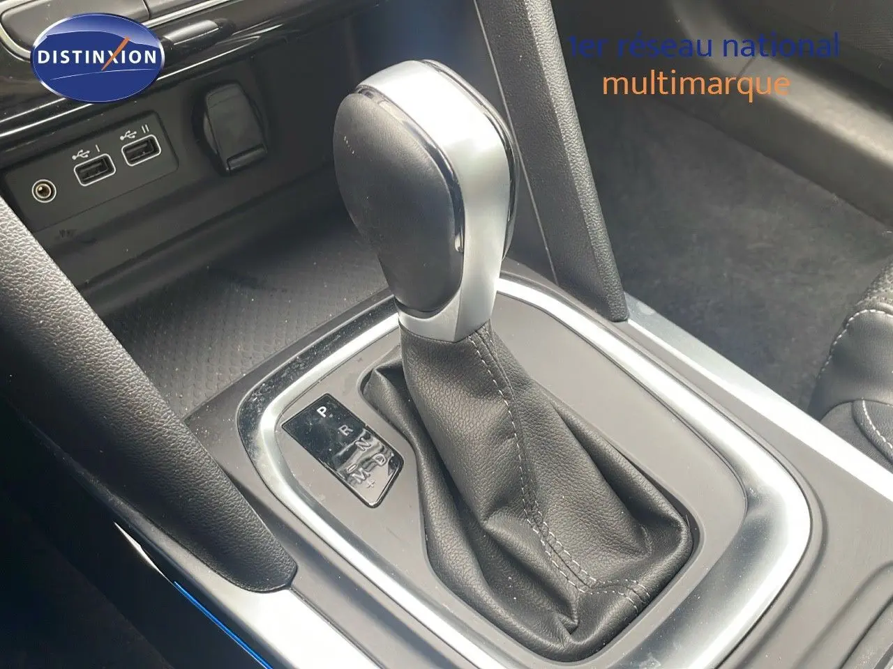 Le levier de vitesses automatique en cuir noir de la Renault Mégane Break 2024, vue rapprochée de la console centrale.