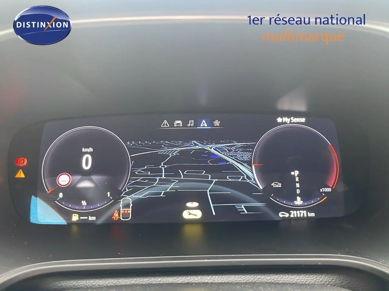 Tableau de bord numérique de la Renault Mégane Break 2024 affichant la navigation et les compteurs digitaux.