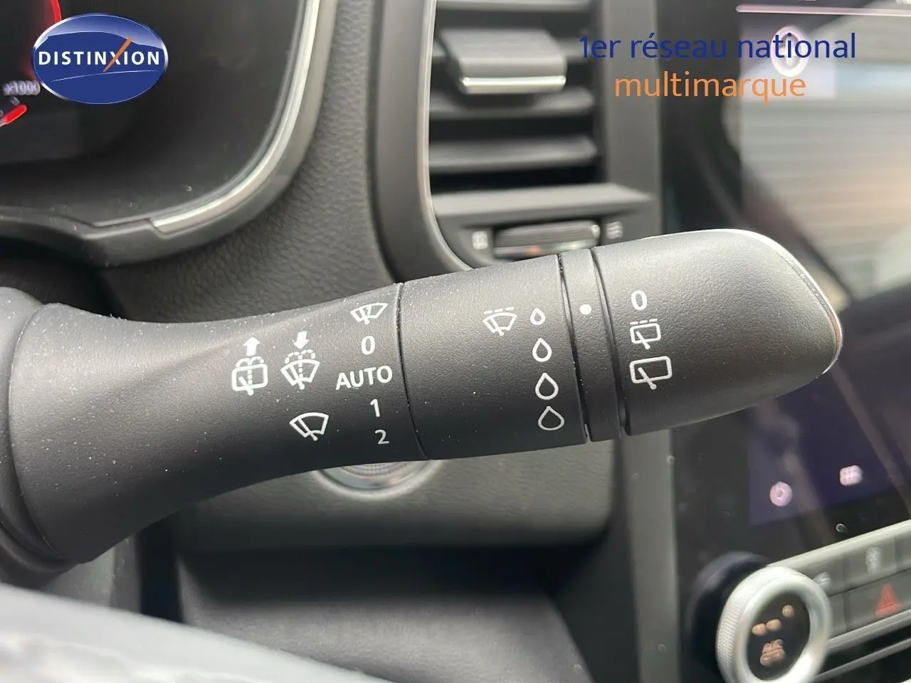 Gros plan sur la commande d'essuie-glace du Renault Mégane Break gris Highland Metal, intérieur moderne et épuré.