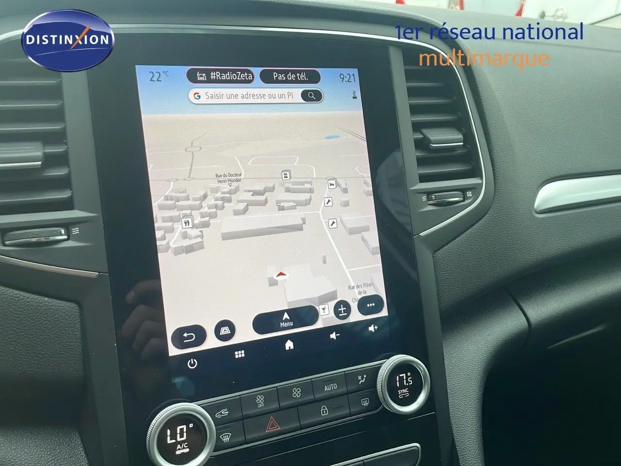 Écran tactile central du tableau de bord de la Renault Mégane Break 2024, affichant la navigation GPS.