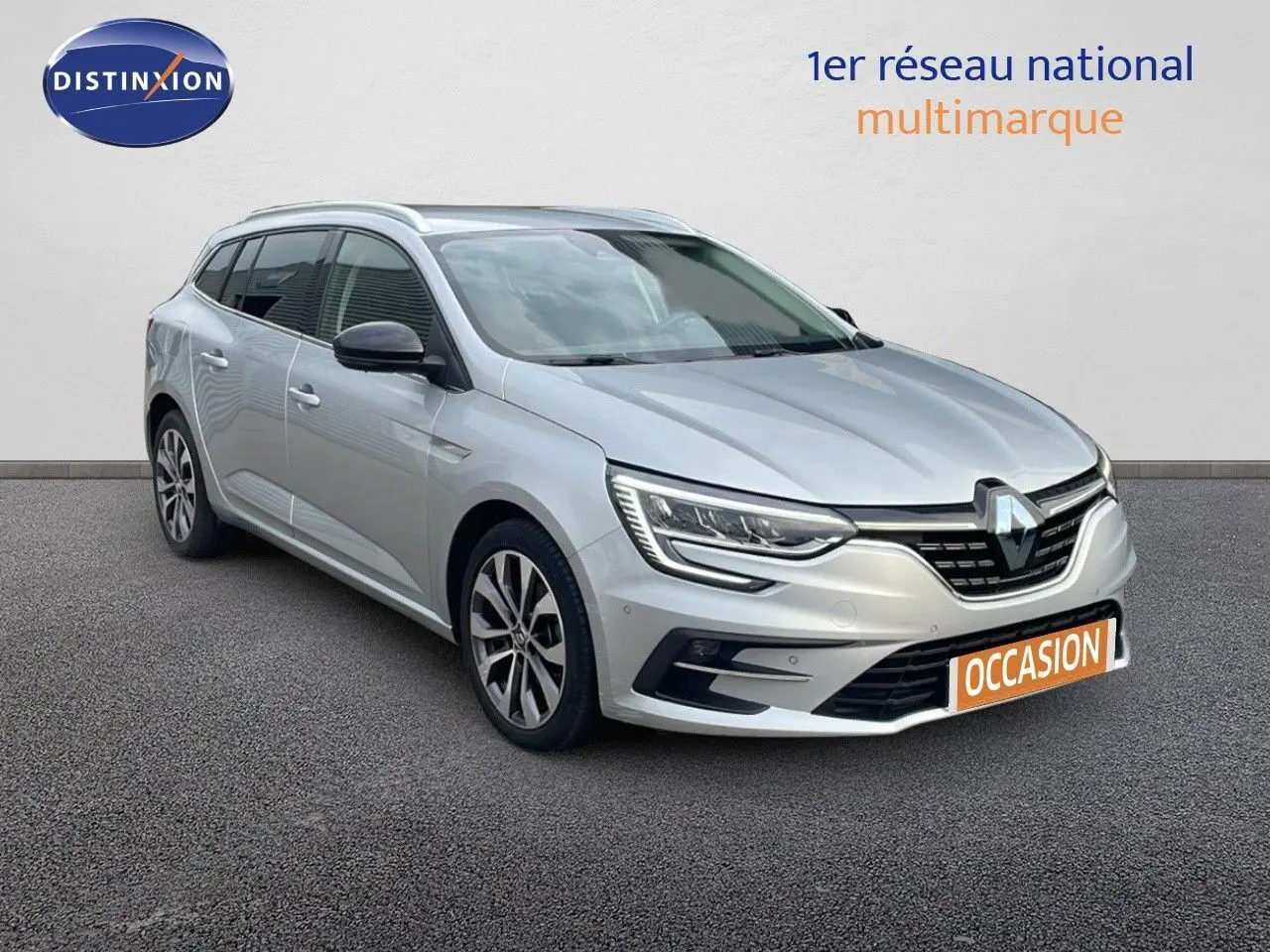 Renault Mégane Break gris Highland Metal vue 3/4 avant droit avec calandre et phares LED distinctifs.