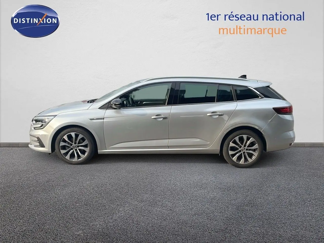 Renault Mégane Break gris Highland Metal vue de profil côté gauche, soulignant ses lignes élégantes et ses jantes bi-ton.