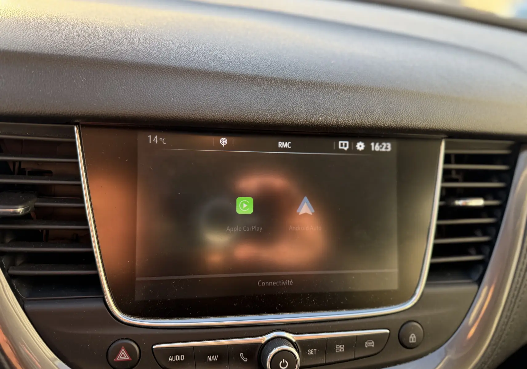 Écran tactile central avec interface Apple CarPlay et Android Auto dans l'habitacle de l'Opel Grandland X 2019.