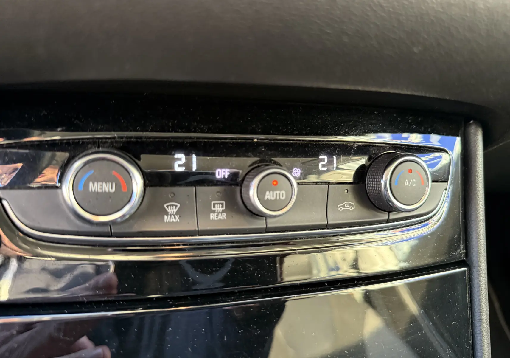 Gros plan sur la commande de climatisation automatique du tableau de bord de l’Opel Grandland X gris quartz.