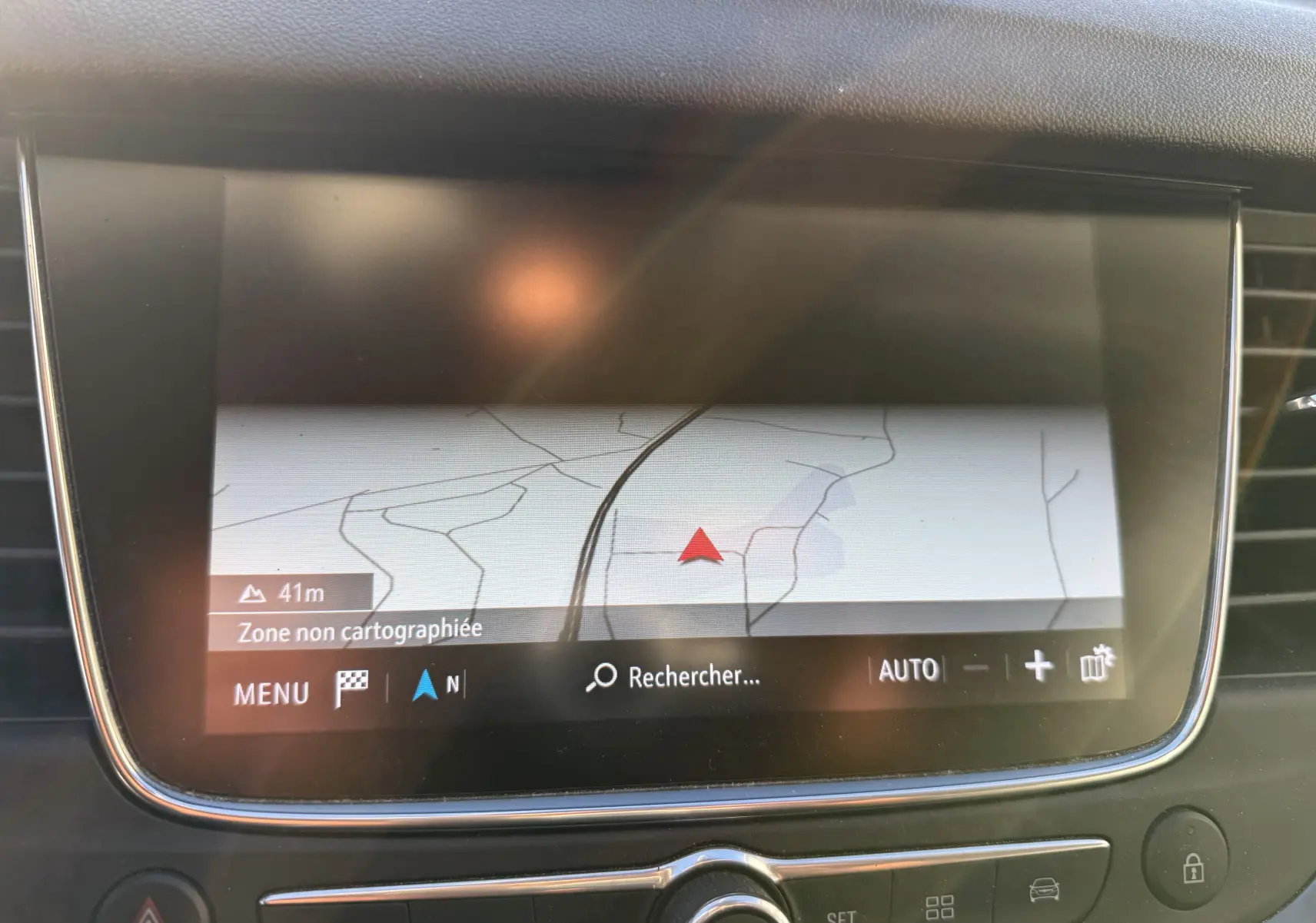 Écran central du GPS du tableau de bord de l'Opel Grandland X gris quartz, affichant une zone non cartographiée.