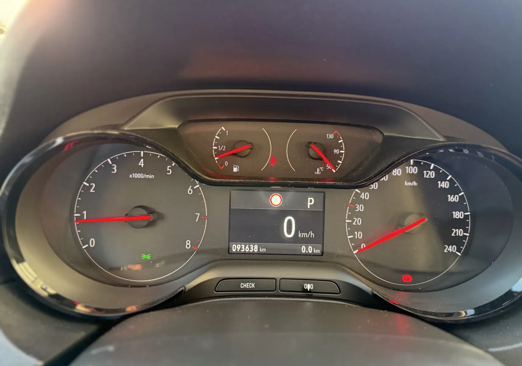 Tableau de bord de l'Opel Grandland X gris quartz, affichant 93638 km, vitesse à 0 km/h et compte-tours au ralenti.