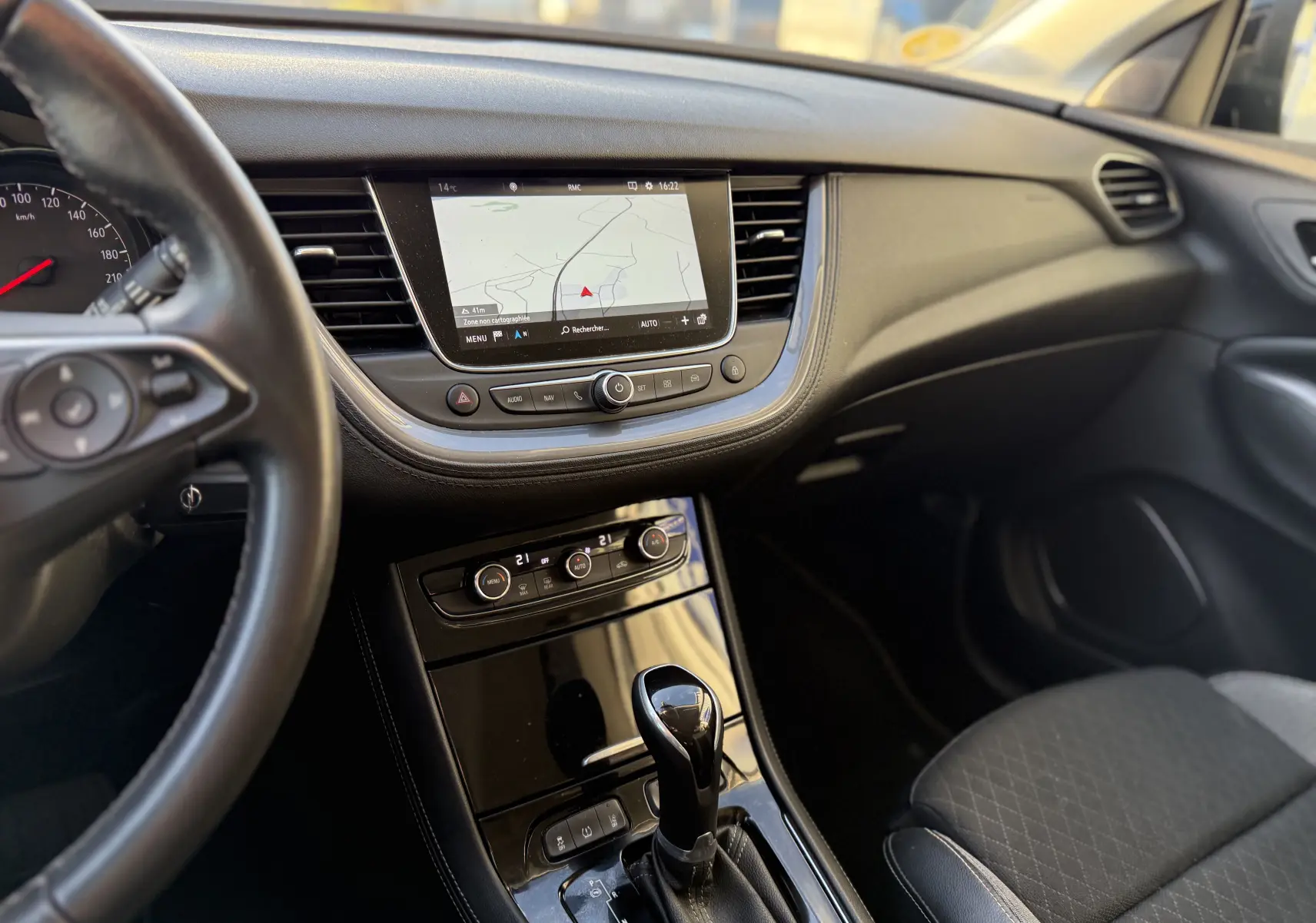 Intérieur de l'Opel Grandland X 2019 en gris quartz, vue côté conducteur sur tableau de bord et console centrale avec écran tactile.