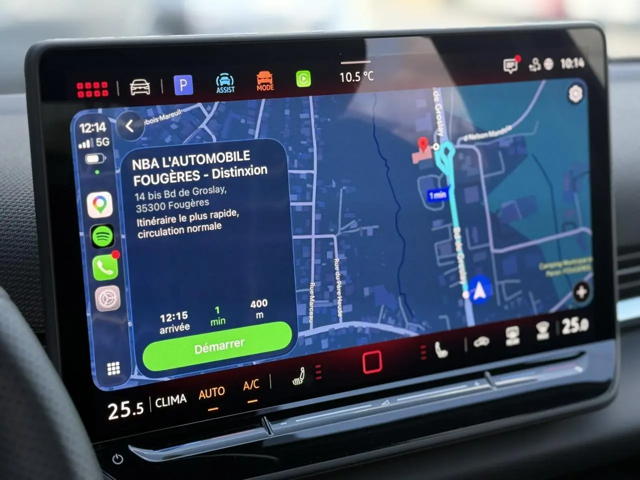 Écran tactile central du Volkswagen T-Roc 2026 affichant la navigation et commandes climatisation, vue intérieure frontale.