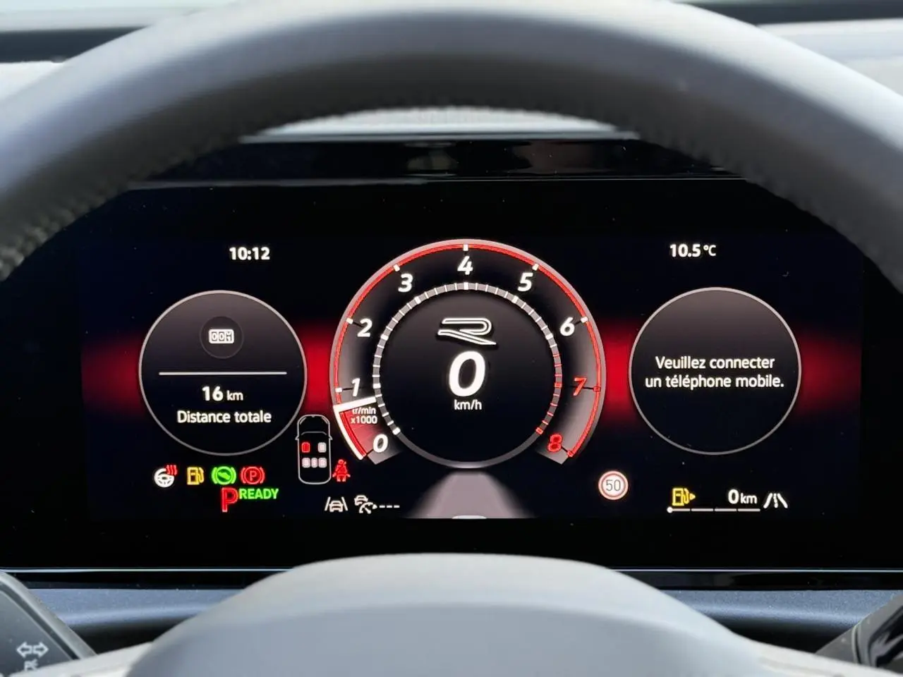 Vue rapprochée du tableau de bord numérique du Volkswagen T-Roc 2026, affichage R-Line avec compte-tours rouge.