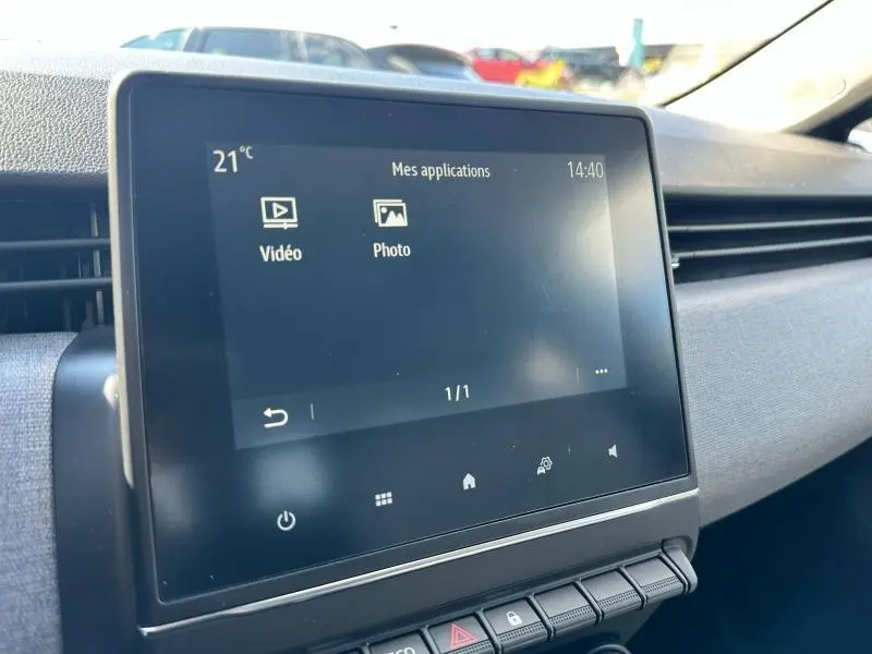 Écran tactile central de la Renault Clio 2025 gris Rafale, affichant les applications vidéo et photo, intérieur côté passager.