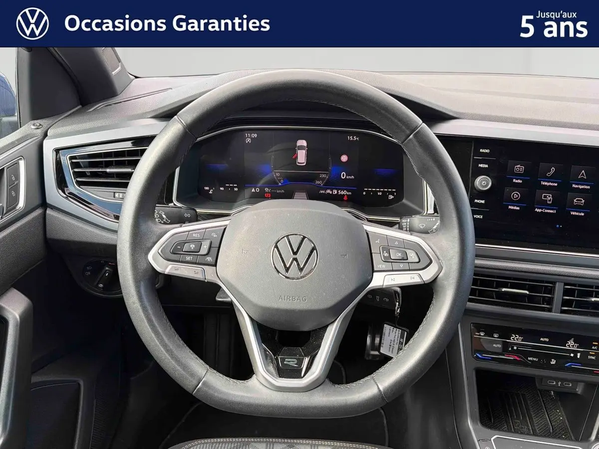 Vue intérieure centrée sur le volant cuir noir et le tableau de bord digital de la Volkswagen Polo 2025.
