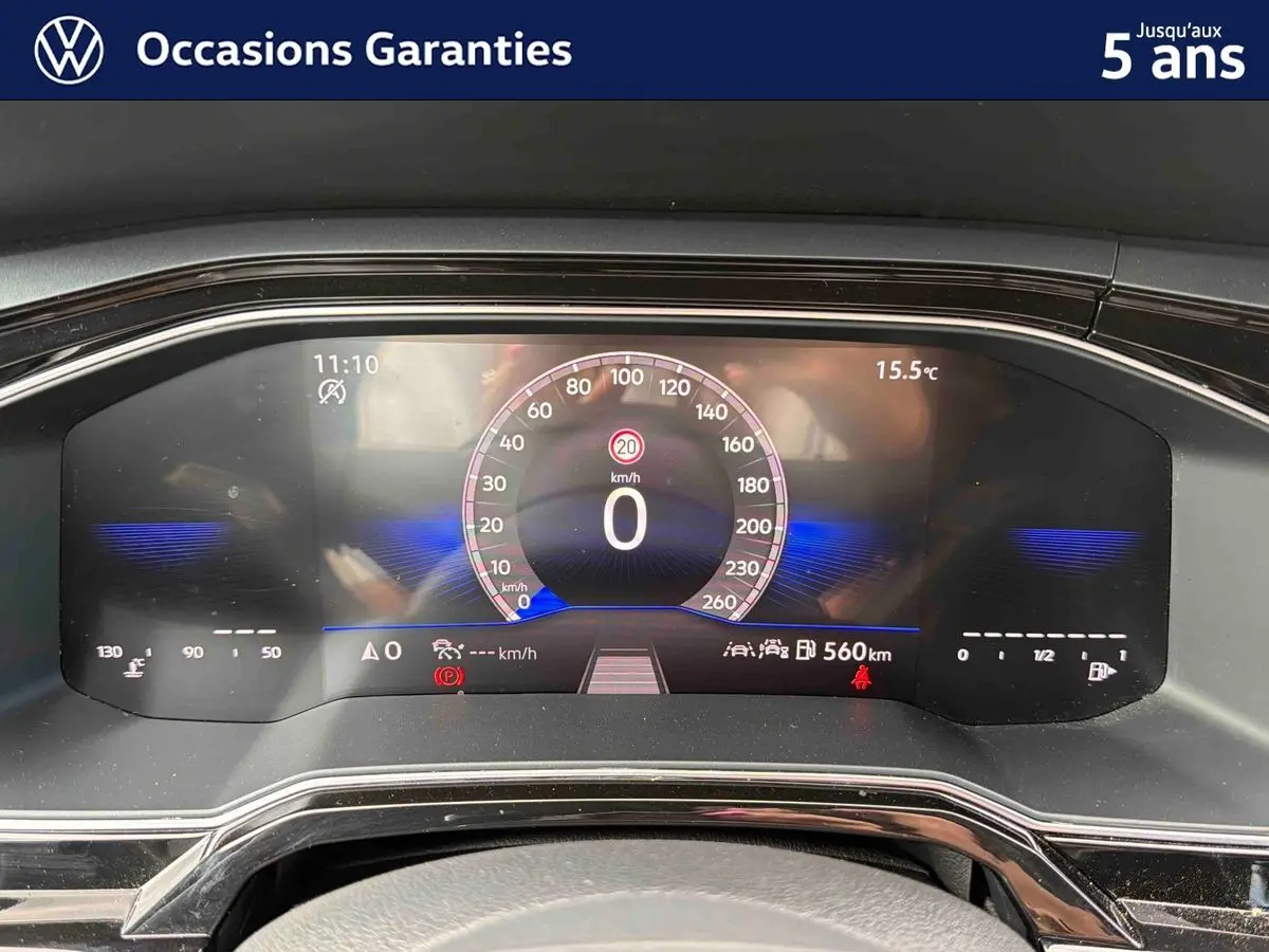 Vue rapprochée du combiné d'instruments digital de la Volkswagen Polo 2025 affichant la vitesse à 0 km/h et la température extérieure à 15,5°C.