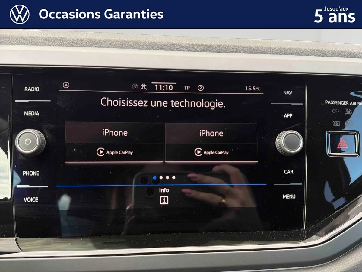 Écran tactile central de la Volkswagen Polo 2025 affichant la connexion Apple CarPlay, avec commandes autour en finition noire.