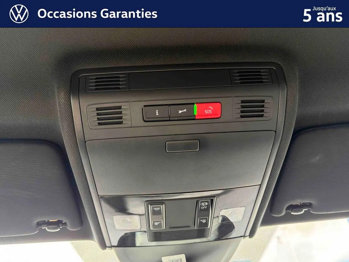 Vue intérieure du plafonnier avec commandes d’éclairage et bouton SOS d’une Volkswagen Polo 2025 bleu métallisé.