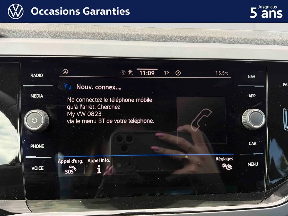Écran tactile central de la Volkswagen Polo 2025 affichant la connexion Bluetooth, vue intérieure frontale.